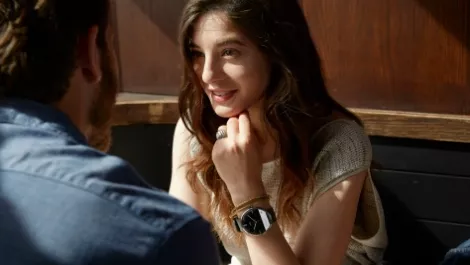 Moto 360 in cafe