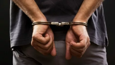 Men dig hole in wall, steal $300,000 worth of iPhones