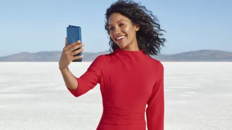 OPPO woos photography lovers with a pop-up cam